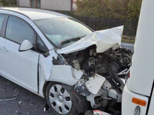 V Havlíčkově Brodě se srazil autobus s osobním autem, na místě byli záchranáři