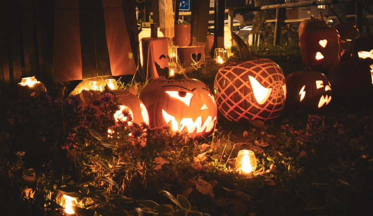 Bojíte se rádi? Na Paloučku to každý den po setmění svítí a bliká. Foto: Marek Grande