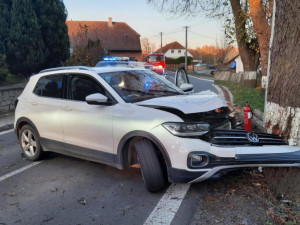 Jednašedesátiletá řidička usnula za volantem a narazila do stromu. Řidičák měla propadlý