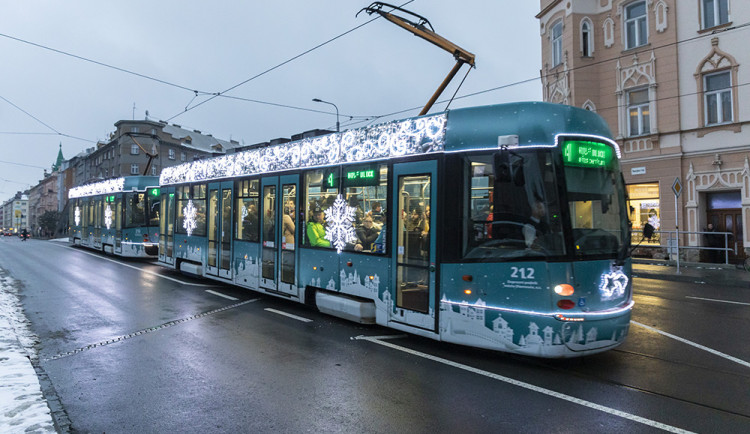 Vánoční tramvaje v Olomouci dostanou nová světýlka i polepy. Kvůli výluce upraví trasu