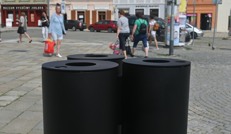 ANKETA: Lidé neumí používat odpadkové koše, na každém druhém je hromada nedopalků. Foto: Daniela Drozdová