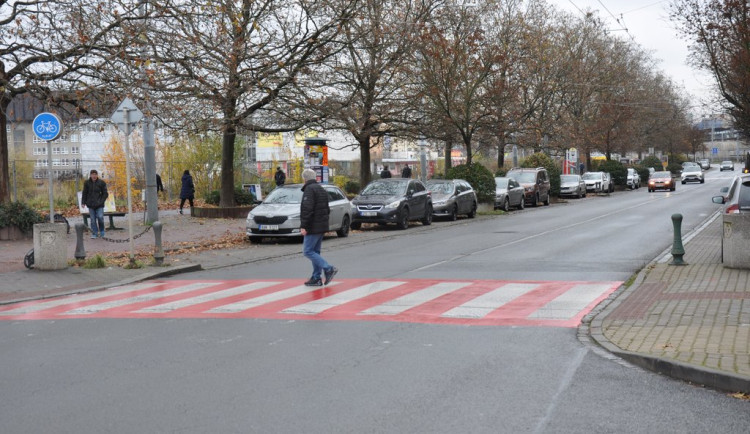 Osobní automobil srazil desetiletou školačku, když přecházela po přechodu pro chodce