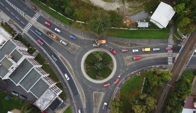 Pozor na dopravní omezení. V pondělí se uzavře část křižovatky u Rozkvětu