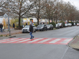 Osobní automobil srazil desetiletou školačku, když přecházela po přechodu pro chodce