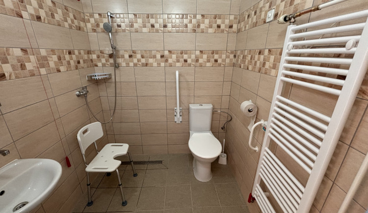 Pacientky na jihlavské gynekologii mají bezbariérovou koupelnu. Foto: Se svolením Nemocnice Jihlava