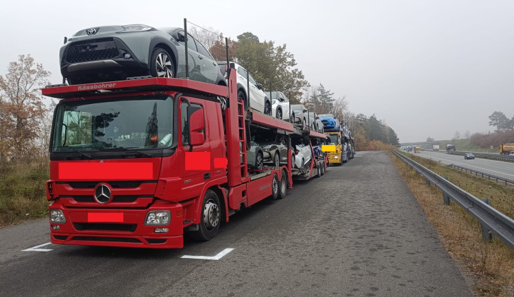 Policisté kontrolovali kamiony na dálnici, dopravci za magnety v tachografech platili stovky tisíc. Foto: Se svolením Policie ČR