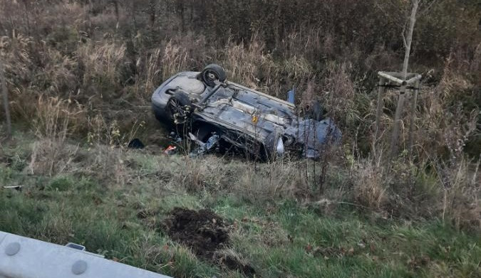 U Vlčatína došlo k vážné nehodě, jedno auto skončilo na střeše