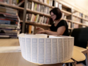 Pobočka knihovny na Bedřichově je zavřená, knihovnice musí vlepit speciální štítky do deseti tisíce knih