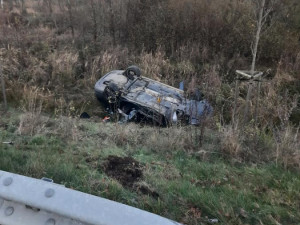 U Vlčatína došlo k vážné nehodě, jedno auto skončilo na střeše