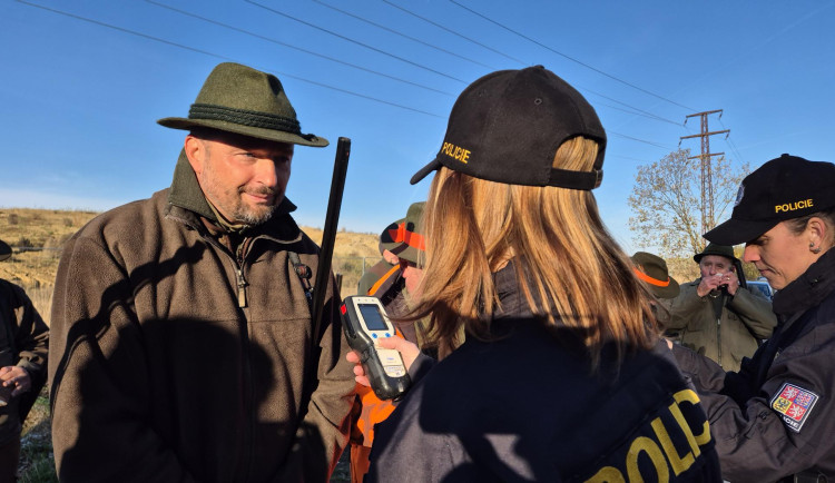 Policistky kontrolovaly myslivce. Nikdo z nich nepil a zbraně měli v pořádku. Foto: Se svolením Policie ČR