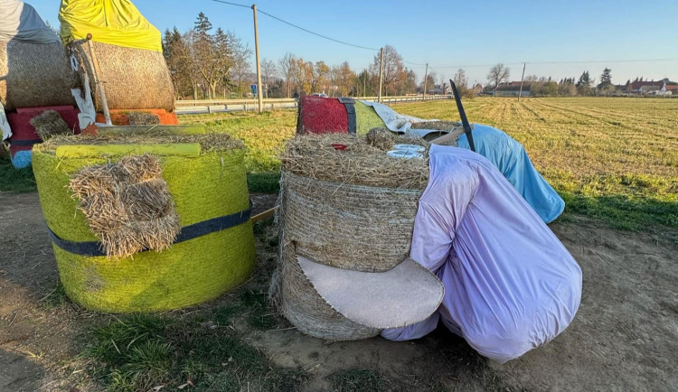 Oblíbené slamáky u Jakubova někdo poničil. Obec zve vandala, aby příště pomohl se stavbou. Foto: Se svolením obce Jakubov