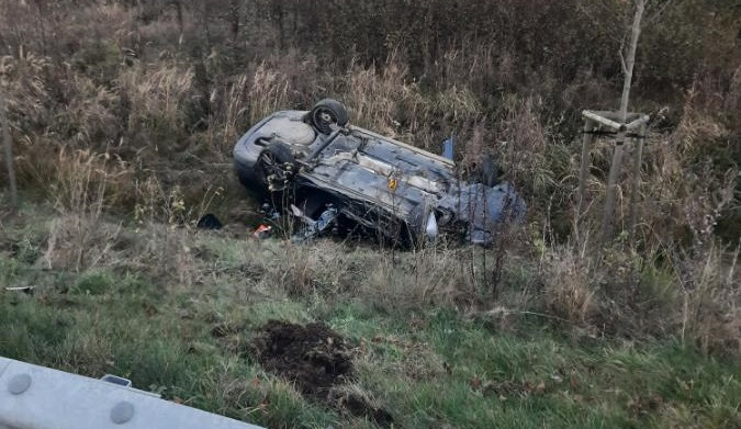 U Vlčatína došlo k vážné nehodě, jedno auto skončilo na střeše. Foto: Se svolením Policie ČR
