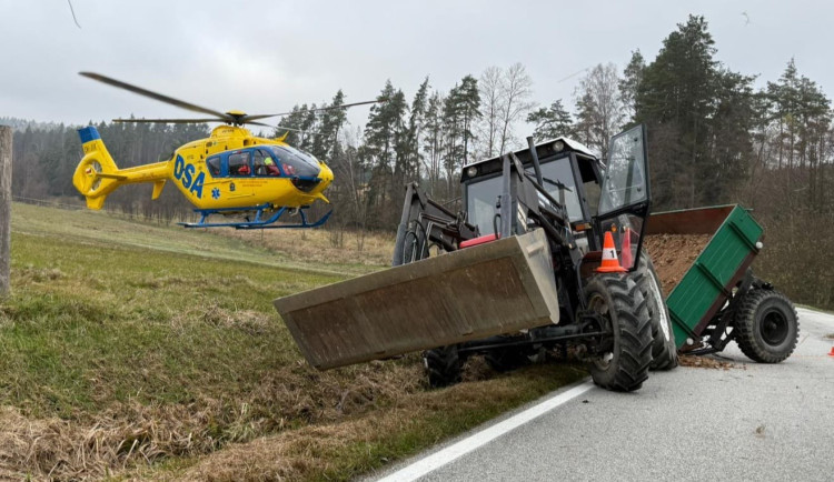 Vážná zranění, umělý spánek a dýchání pomocí přístrojů. Traktoristu u Lipnice přejel nezajištěný traktor