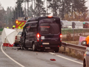 U Henčova se ráno srazila dvě auta, řidička jednoho z nich zemřela