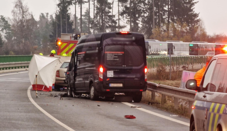U Henčova se ráno srazila dvě auta, řidička jednoho z nich zemřela