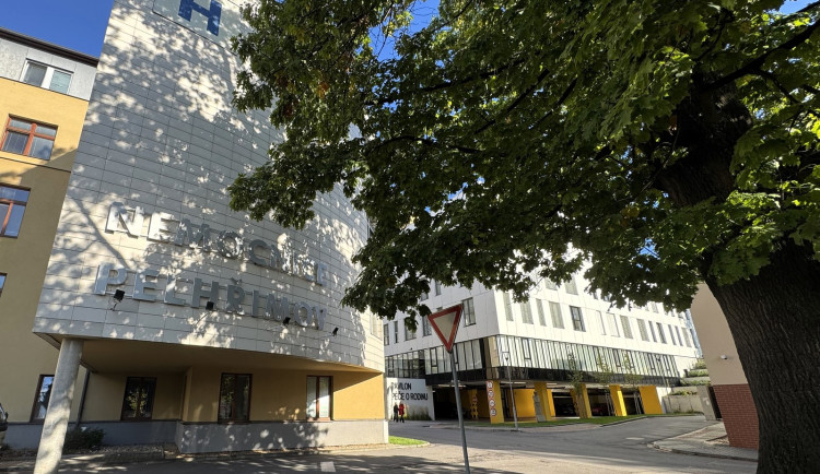 Do nemocnice v Pelhřimově opět mohou návštěvy. Zákaz skončil