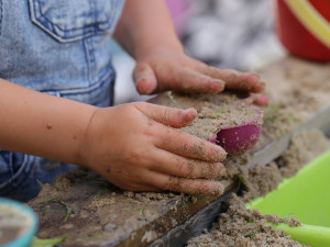 Pilotní projekt Sousedského hlídání se v Kraji Vysočina osvědčil. Pomůže tam, kde chybí školky a dětské skupiny