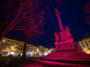 Mariánský sloup na Masarykově náměstí se zabarví do purpurova