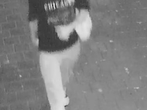 Policie vyšetřuje podvod za 700 000 korun. Pátrá po totožnosti neznámého muže, kterého zachytily kamery