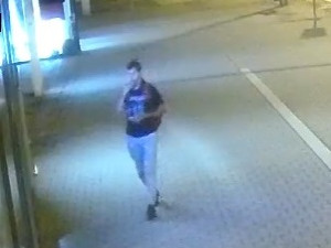 Policie vyšetřuje podvod za 700 000 korun. Pátrá po totožnosti neznámého muže, kterého zachytily kamery