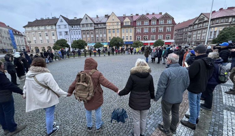 FOTO | VIDEO: Veřejnost vytvořila obří srdce na Masarykově náměstí. Připomněla si události roku 89