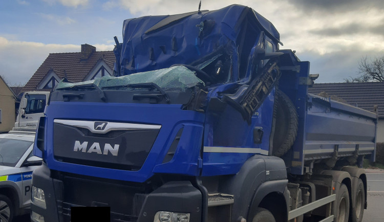 Na Žďársku havaroval řidič nákladního auta, škoda je přes půl milionu. Foto: Se svolením Policie ČR