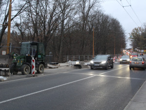 U zoologické zahrady vzniká zastávka MHD. Dělníci pracují i na úpravě přístupové cesty pod mostem