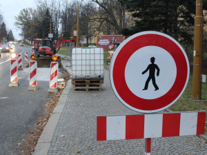 U zoologické zahrady vzniká zastávka MHD. Dělníci pracují i na úpravě přístupové cesty pod mostem