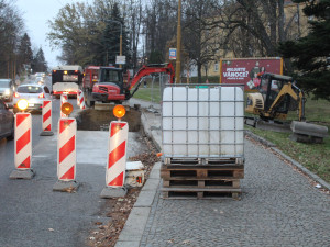 U zoologické zahrady vzniká zastávka MHD. Dělníci pracují i na úpravě přístupové cesty pod mostem