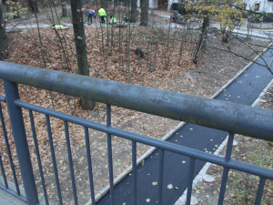 U zoologické zahrady vzniká zastávka MHD. Dělníci pracují i na úpravě přístupové cesty pod mostem