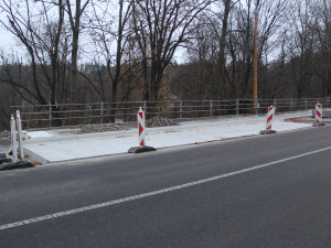 U zoologické zahrady vzniká zastávka MHD. Dělníci pracují i na úpravě přístupové cesty pod mostem