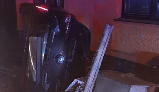 Řidička na kraji Jihlavy nevhodně reagovala na překážku, otočila auto na bok. Foto: Se svolením Policie ČR