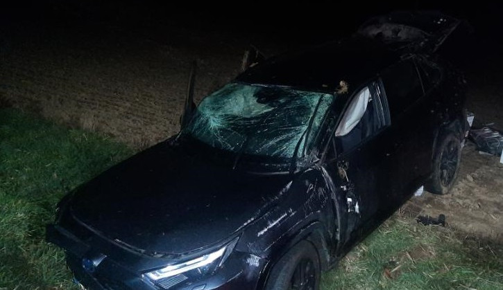 Řidič dostal v zatáčce smyk, auto šlo přes střechu a skončilo na poli