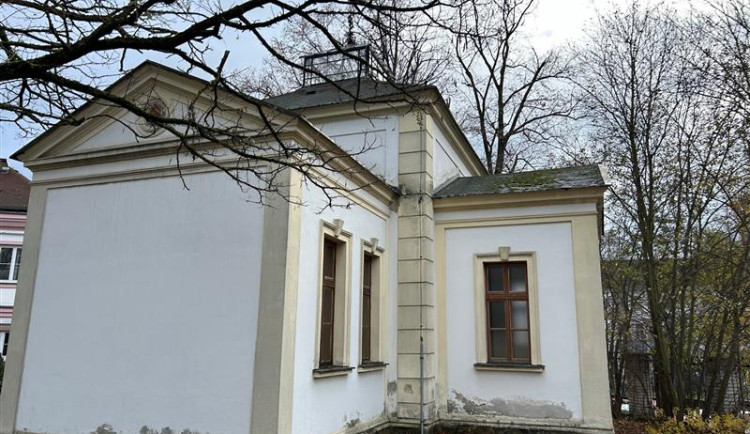 Střecha kaple v havlíčkobrodské nemocnici je po bouřích poškozená. Opravu zaplatí kraj