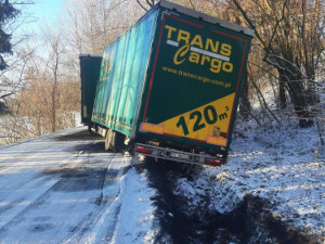 Sníh komplikuje dopravu na Vysočině. Jezděte opatrně a mějte zimní pneumatiky, apeluje policie na řidiče