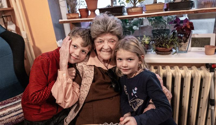Emílie Fraňová s pravnoučaty. Foto: Se svolením Města Jihlava