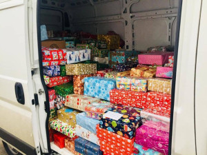 Populární sbírka Krabice od bot už je v plném proudu. Udělá vánoční radost dětem v nouzi