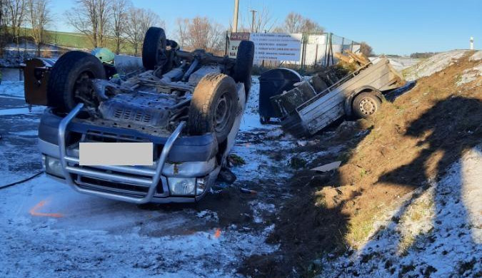 Řidič nezvládl řízení a v levotočivé zatáčce převrátil auto na střechu