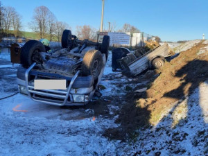 Řidič nezvládl řízení a v levotočivé zatáčce převrátil auto na střechu