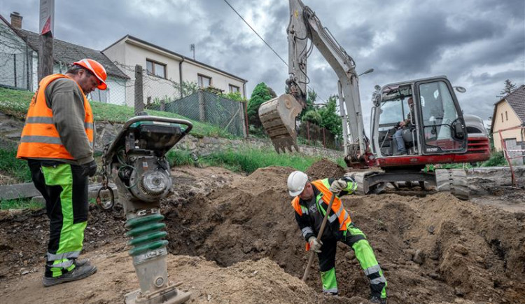 V Hybrálecké ulici dělníci finišují, místní se auty nedostanou ke svým domům