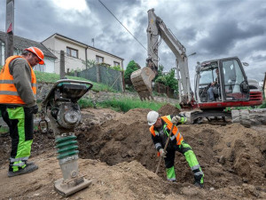 V Hybrálecké ulici dělníci finišují, místní se auty nedostanou ke svým domům