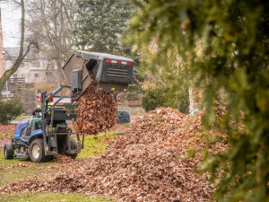 Pracovníci správy zeleně pracují celý rok. Místo sekání trávy nyní v Jihlavě uklízí listí