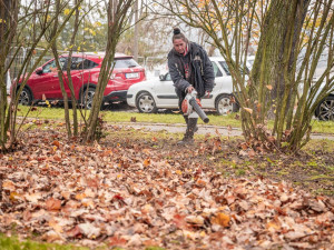 Pracovníci správy zeleně pracují celý rok. Místo sekání trávy nyní v Jihlavě uklízí listí