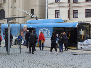 POLITICKÁ KORIDA: Měla by Jihlava zrušit celovozovou reklamu v MHD? Odpovídají zastupitelé