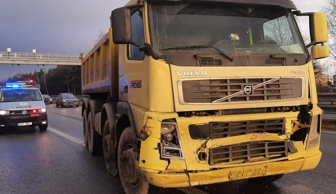 Na dálničním přivaděči se srazila dvě nákladní a jedno osobní auto, jeden řidič skončil v nemocnici