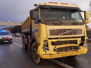 Na dálničním přivaděči se srazila dvě nákladní a jedno osobní auto, jeden řidič skončil v nemocnici