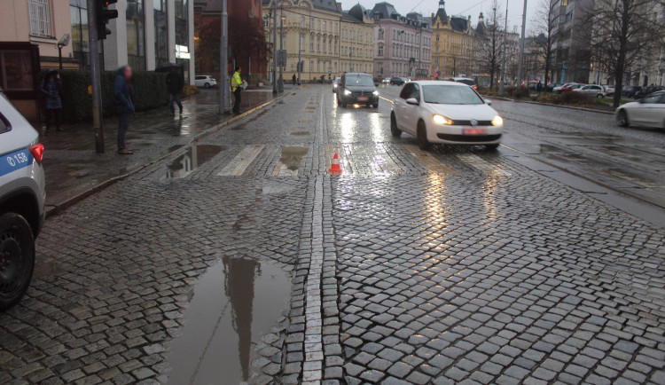 Muž v Olomouci při jízdě na červenou srazil chodkyni. Skončila v nemocnici