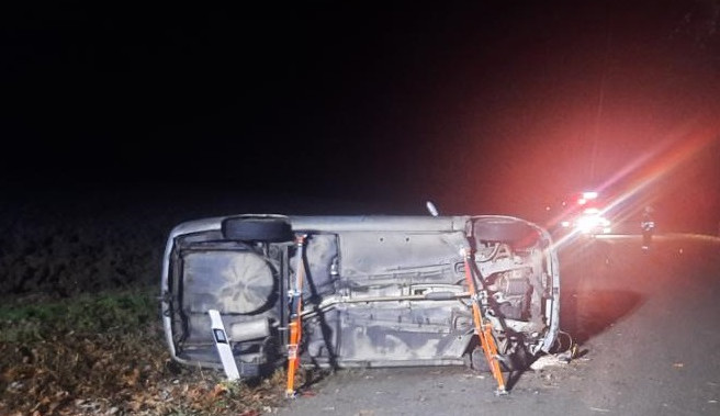 Řidička dostala smyk, při následné havárii otočila auto na bok