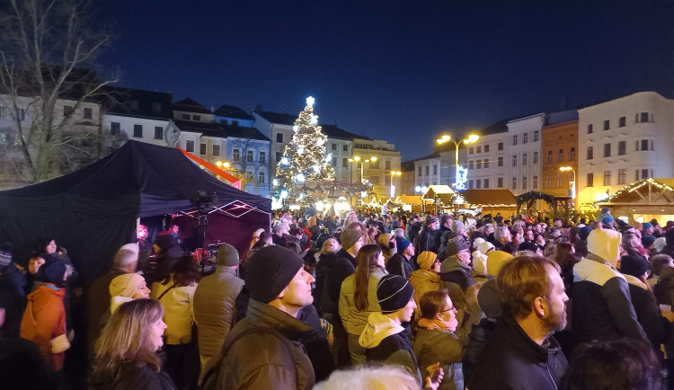 ANKETA: Vánoční strom na jihlavském náměstí i výzdoba města už svítí. Zahájení adventu lákalo tisíce lidí