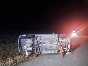 Řidička dostala smyk, při následné havárii otočila auto na bok